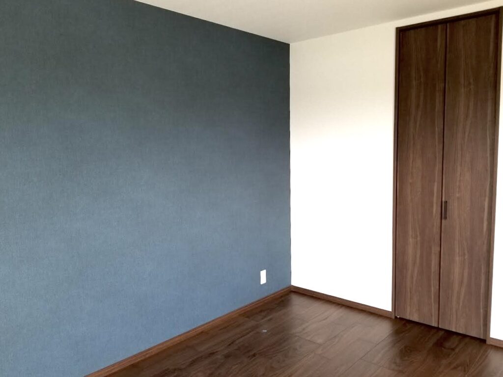 濃青を基調とした壁は落ち着きのある空間を演出します。